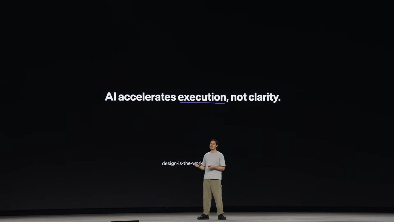 ステージのスライド『AI accelerates execution, not clarity.』